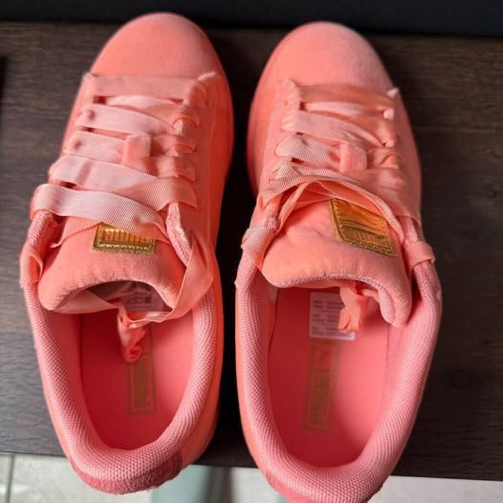 NEW IN BOX Puma Velour Sneakers Girls size 5 - Picture 3 of 8